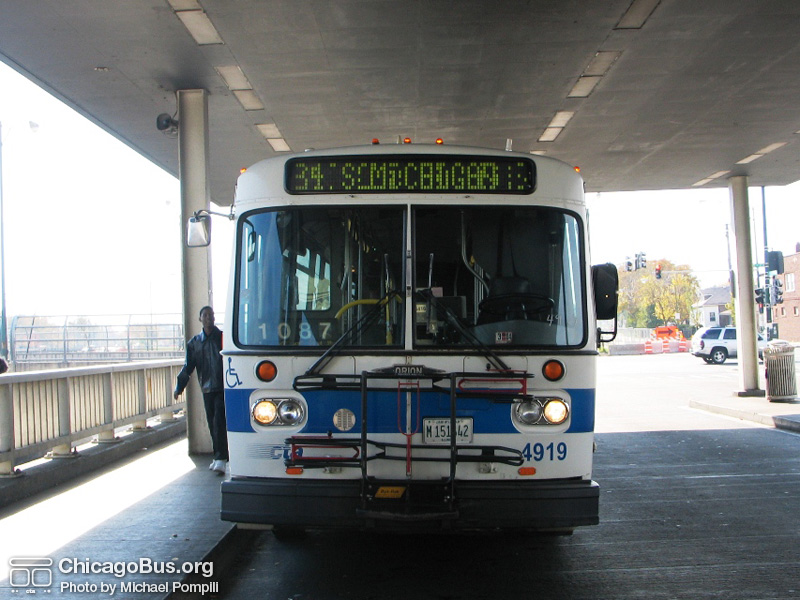 Bus #4919 (former Pace #2099) at 95th and Dan Ryan on October 30, 2005. (Photo by Michael Pompili)