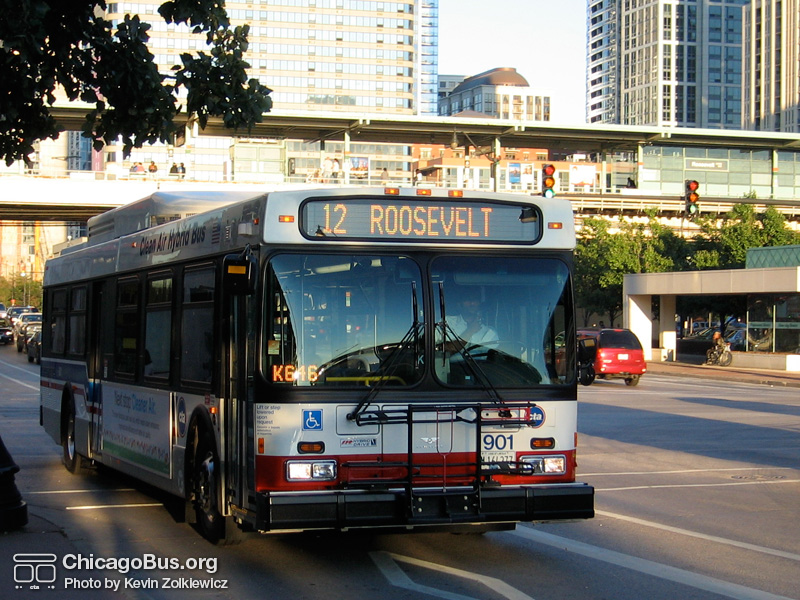 Hybrid bus #901 at Roosevelt and State working route #12 Roosevelt on August 31, 2007. The roof-mounted battery pack is a bit slimmer than the 800-series hybrids. (Photo by Kevin Zolkiewicz)
